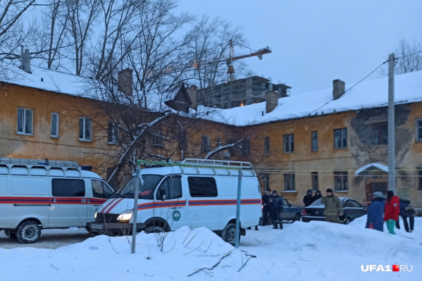 Спасатели помогли людям выбраться из квартир Спасатели помогли людям выбраться из квартир