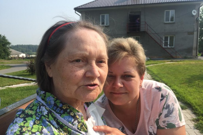 Алина Бакаева (справа) намерена разобраться, почему её мама при надзоре сотрудников психоневрологического интерната оказалась в крайне тяжёлом состоянии Алина Бакаева (справа) намерена разобраться, почему её мама при надзоре сотрудников психоневрологического интерната оказалась в крайне тяжёлом состоянии