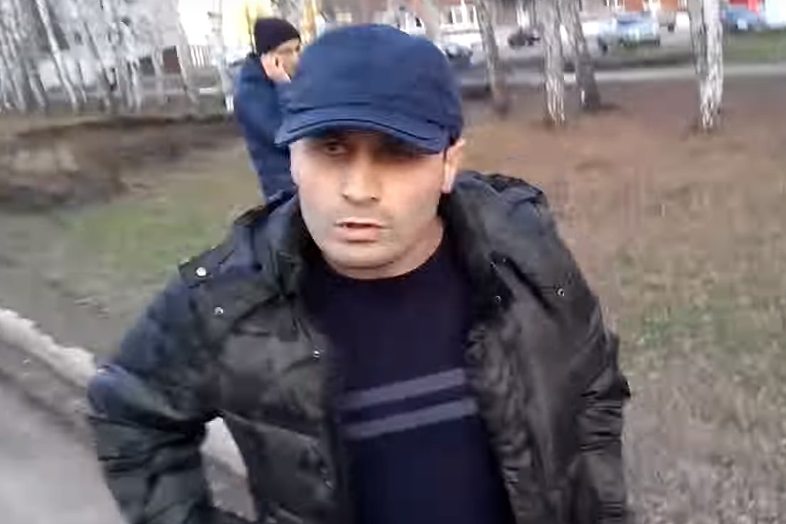 Попытка журналиста оттолкнуть напавшего на него ребенка вызвала бурю негодования у отца Попытка журналиста оттолкнуть напавшего на него ребенка вызвала бурю негодования у отца