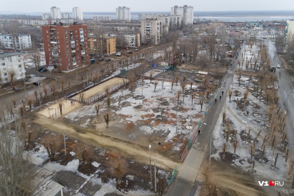 Парк за кинотеатром «Авангард» превратился в безжизненную пустыню Парк за кинотеатром «Авангард» превратился в безжизненную пустыню 