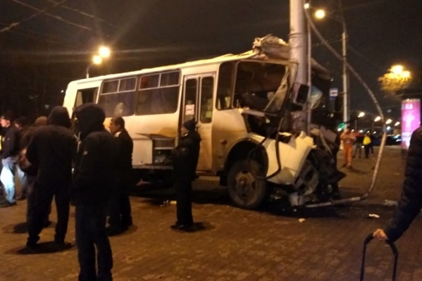 Автобус ехал по проспекту Октября по маршруту № 249 Автобус ехал по проспекту Октября по маршруту № 249