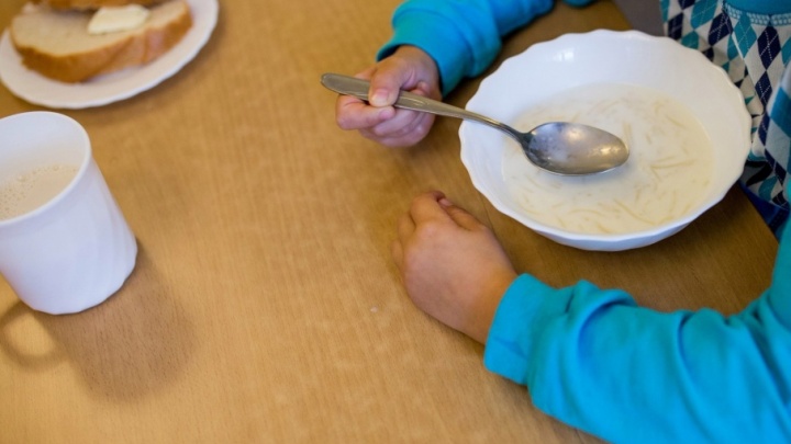 Крошил хлеб в тарелку: ярославская учительница настучала мальчику ложкой по голове