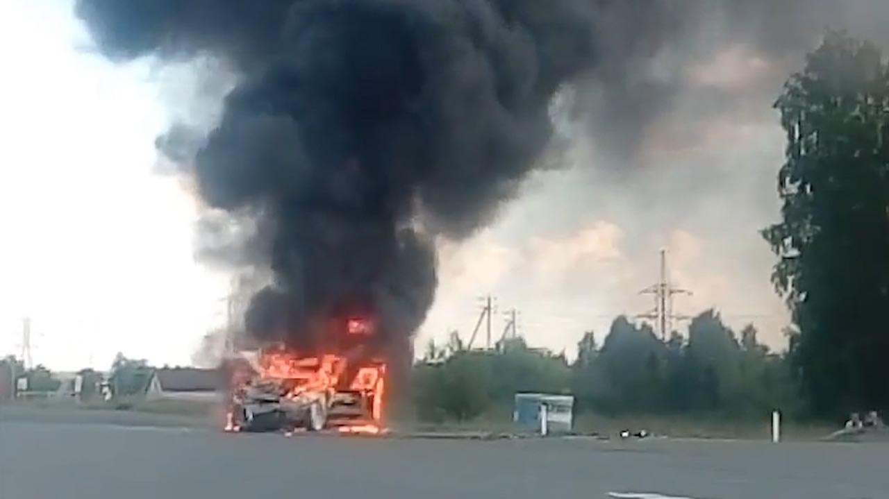 Загоревшуюся машину пытались спасти проезжавшие мимо автомобилисты, но их огнетушителей не хватило