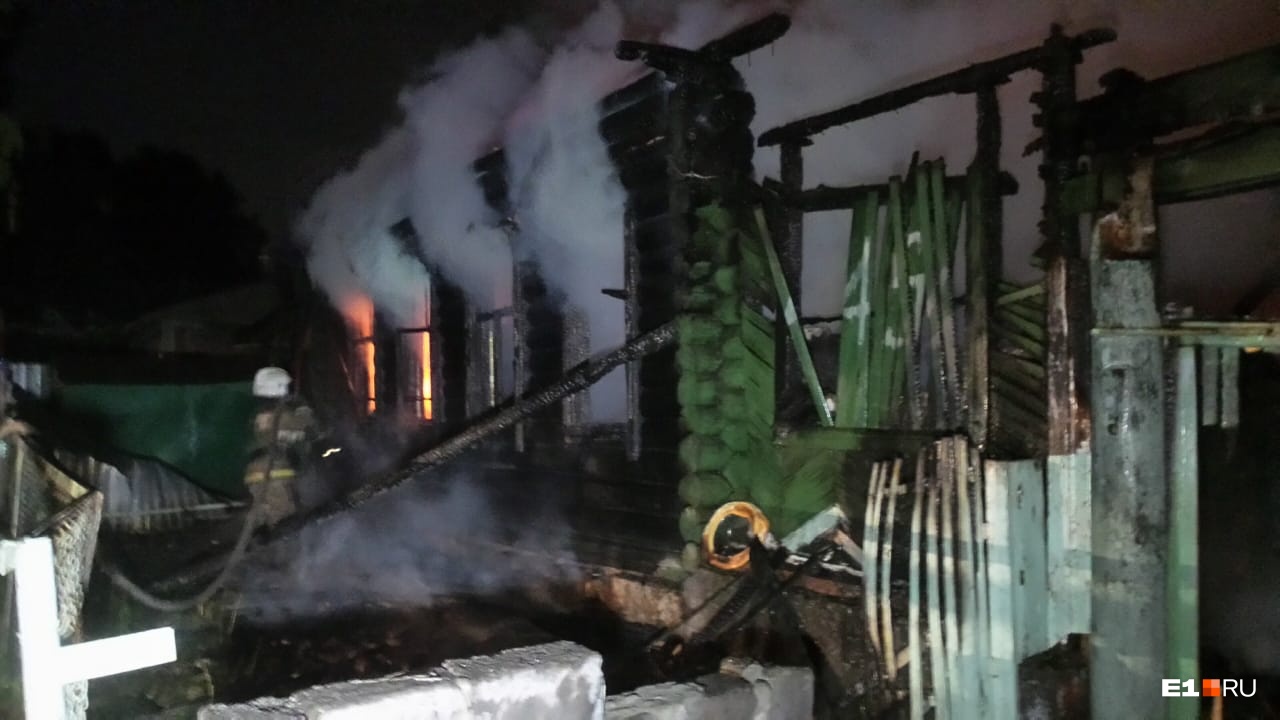 Пожар начался на той половине, где жили женщина, ее сын и сожитель Пожар начался на той половине, где жили женщина, ее сын и сожитель