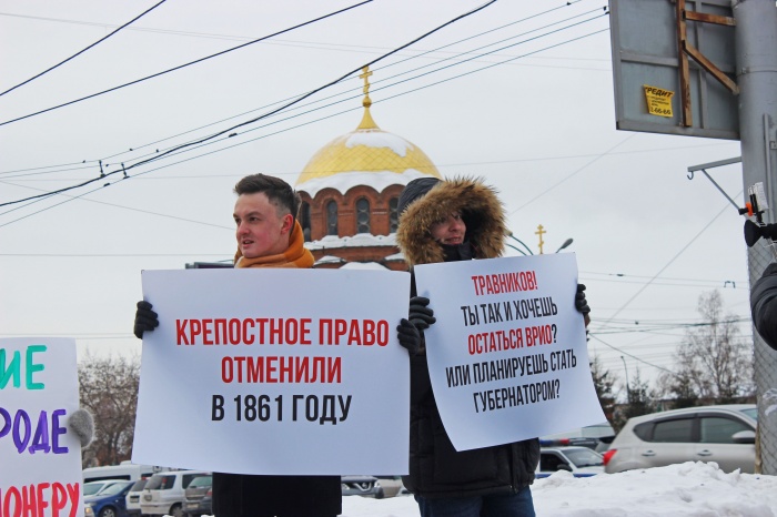 В день приезда президента Путина общественники вышли с плакатами против платного моста и мусорной концессии В день приезда президента Путина общественники вышли с плакатами против платного моста и мусорной концессии