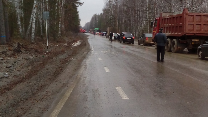 В Екатеринбурге автомобилисты утром встали в пробку из-за улетевшего в канаву самосвала