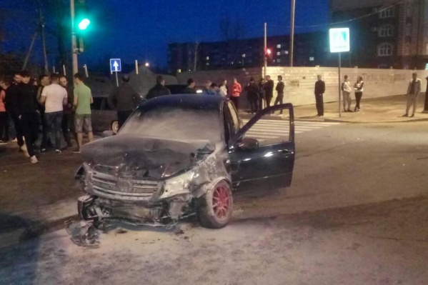 Автомобилист, устроивший аварию, хотел проскочить перекресток на красный свет. Машина, в которую он врезался, от удара перевернулась Автомобилист, устроивший аварию, хотел проскочить перекресток на красный свет. Машина, в которую он врезался, от удара перевернулась
