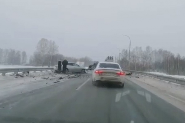 Движение на участке трассы, где произошло ДТП, регулируют инспекторы ГИБДД Движение на участке трассы, где произошло ДТП, регулируют инспекторы ГИБДД