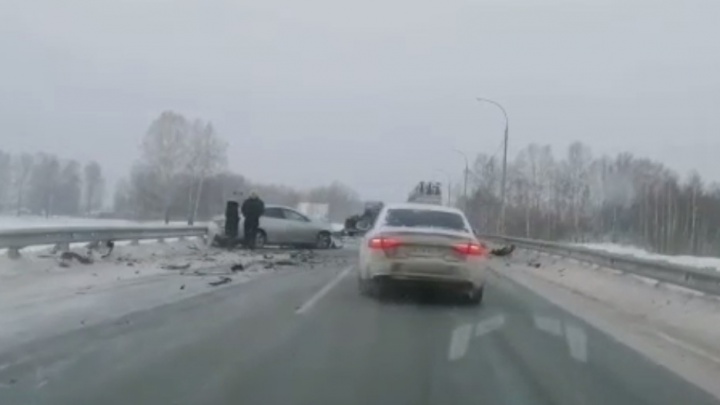 Один человек погиб и четверо пострадали в крупном ДТП на трассе в Новосибирской области