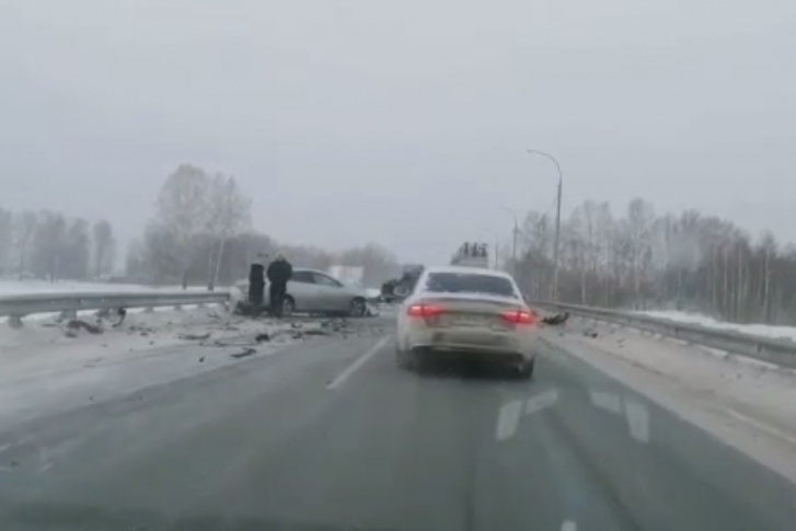 Движение на участке трассы, где произошло ДТП, регулируют инспекторы ГИБДД Движение на участке трассы, где произошло ДТП, регулируют инспекторы ГИБДД