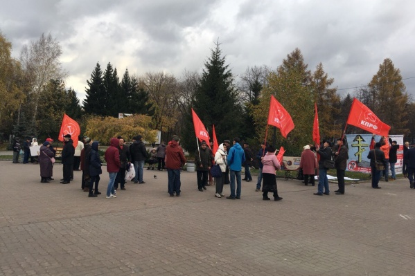 В Первомайский сквер пришли около 50 человек В Первомайский сквер пришли около 50 человек