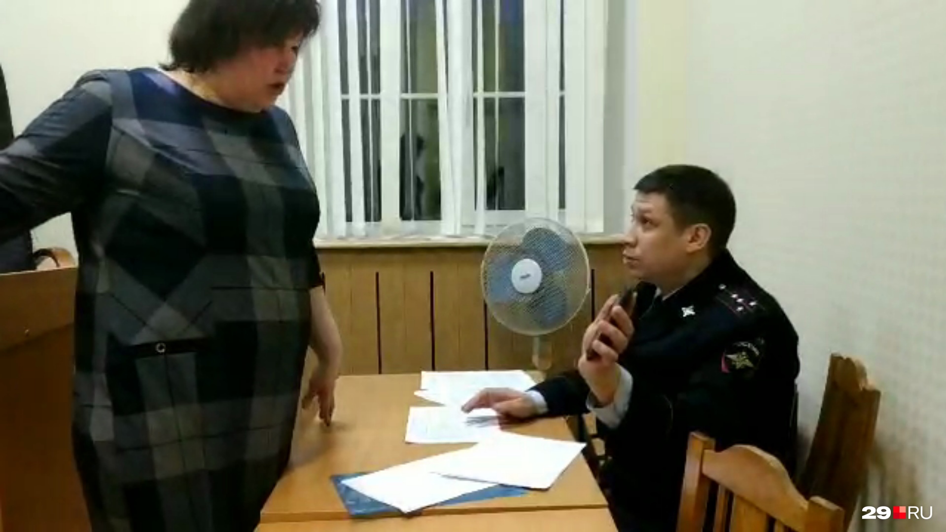 Защитник Марины Петровой спорит с полицейским о фальсификациях Защитник Марины Петровой спорит с полицейским о фальсификациях 