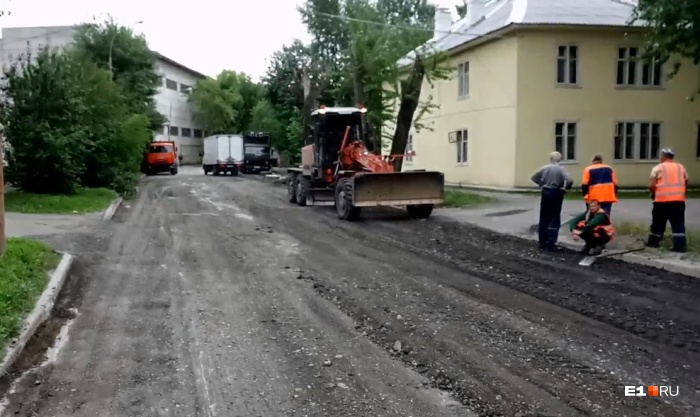 Капитальный ремонт дороги не могут сделать, потому что не работает ливневая канализация Капитальный ремонт дороги не могут сделать, потому что не работает ливневая канализация