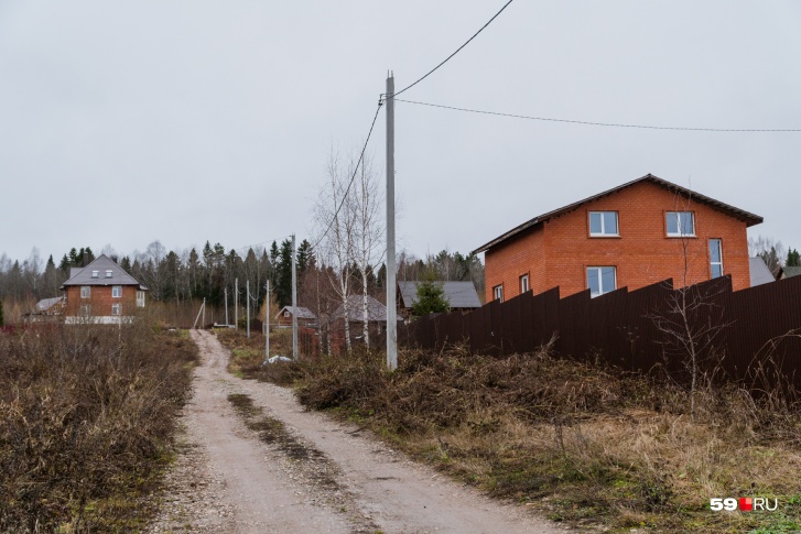 По проекту железная дорога должна пройти практически через этот дом в деревне Тупице