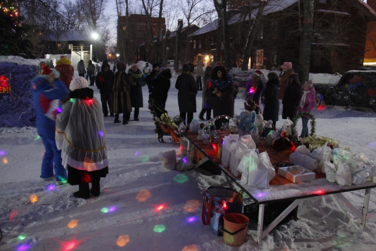 В свинском городке на левом берегу появилась гигантская атомная подлодка и  бледная Снегурочка | 20.12.2018 | Новосибирск - БезФормата