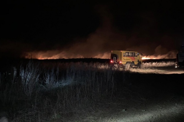 С огнем на поле под Благовещенском всю ночь боролись 150 пожарных С огнем на поле под Благовещенском всю ночь боролись 150 пожарных