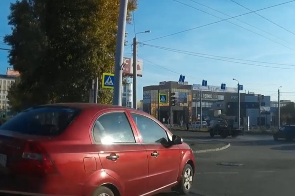 При развороте возник конфликт с водителем красного Chevrolet Aveo При развороте возник конфликт с водителем красного Chevrolet Aveo