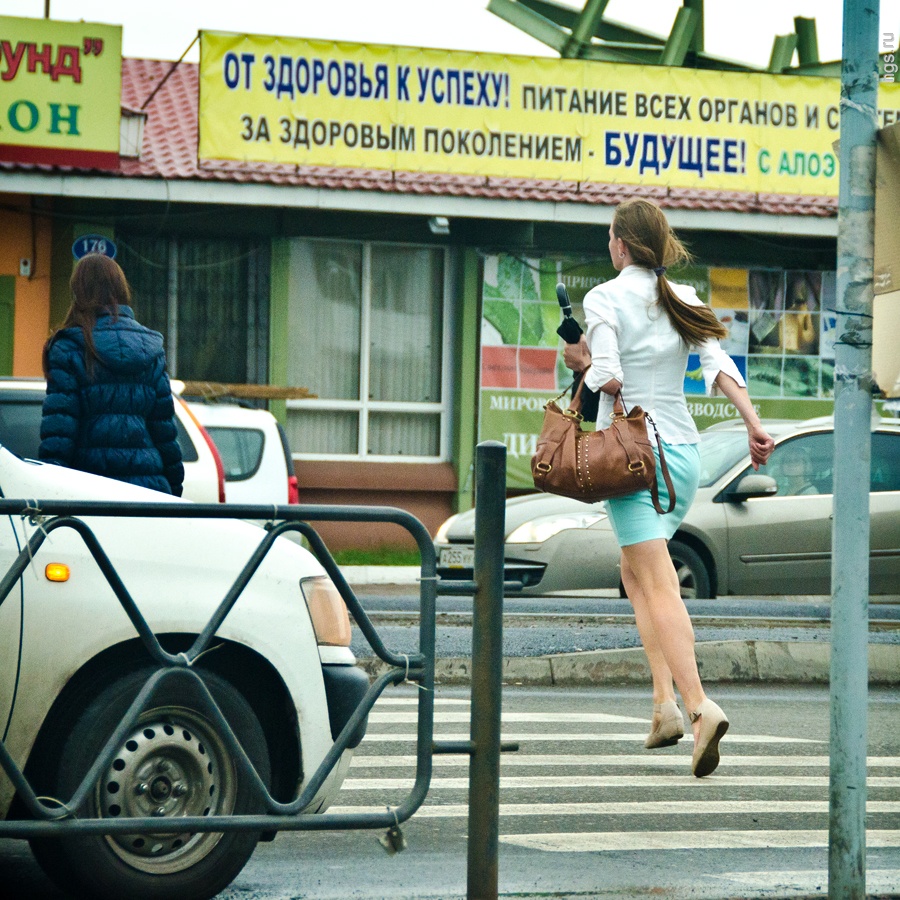 Пешеход красноярск. Грудастая на пешеходе.