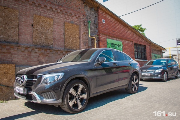 Поломанный автомобиль был припаркован в Кировском районе Поломанный автомобиль был припаркован в Кировском районе