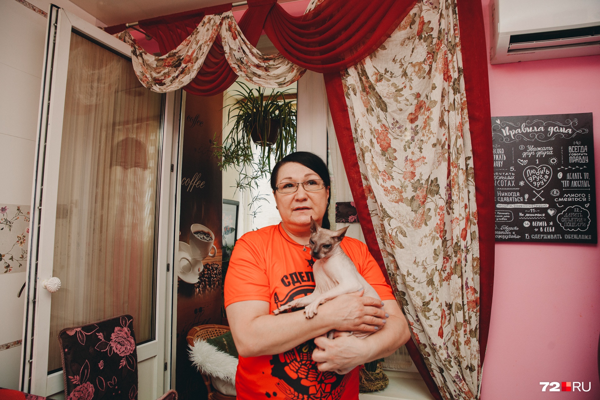 «В очереди не стояла». Семья тюменской учительницы с девятью кошками должна покинуть служебное жилье