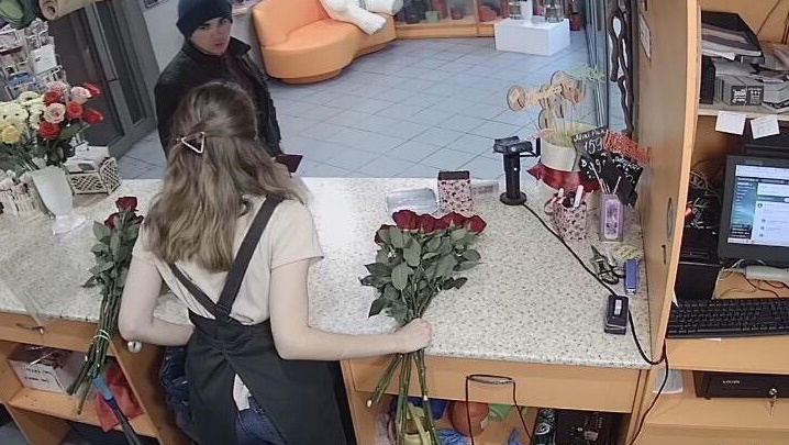 В Екатеринбурге парень заказал букет роз, а потом обчистил кассу цветочного киоска