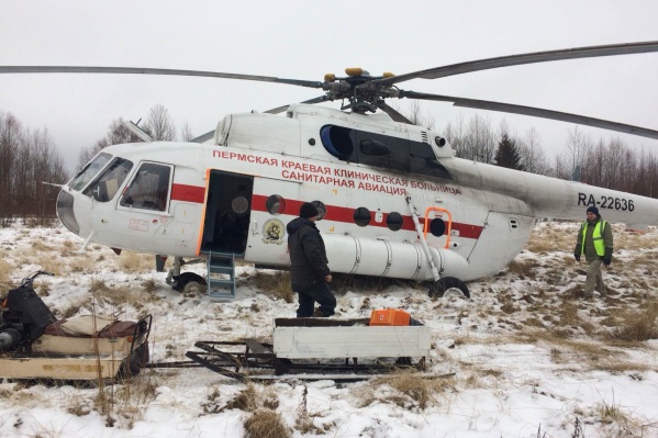 Пациента довезли на санях, прицепленных к снегоходу, а потом погрузили в вертолет Пациента довезли на санях, прицепленных к снегоходу, а потом погрузили в вертолет