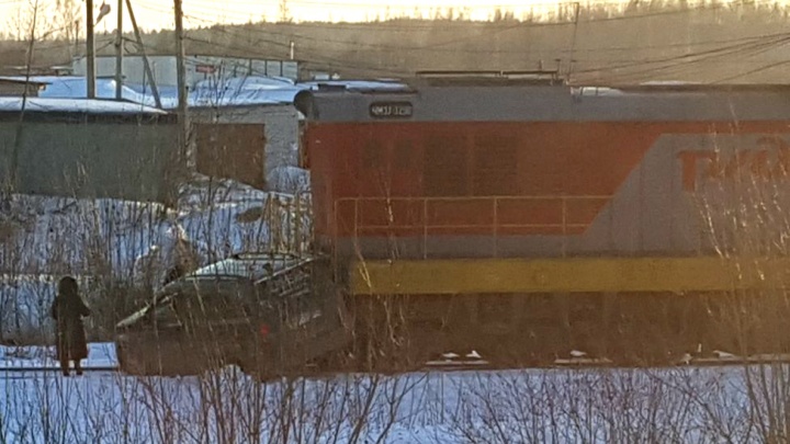 ДТП на железнодорожном переезде: в Ярославской области в легковушку врезался поезд