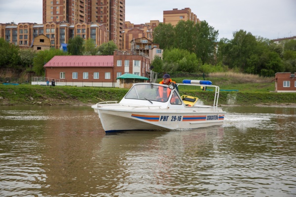 Мужчина упал в воду с резиновой лодки Мужчина упал в воду с резиновой лодки