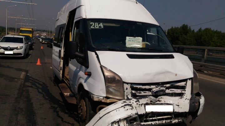 Маршрутка врезалась в Mitsubishi: пострадали три пассажира