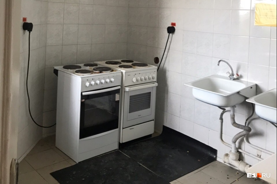 Кухня в общежитии УрГЮУ на Колмогорова, 52 Кухня в общежитии УрГЮУ на Колмогорова, 52