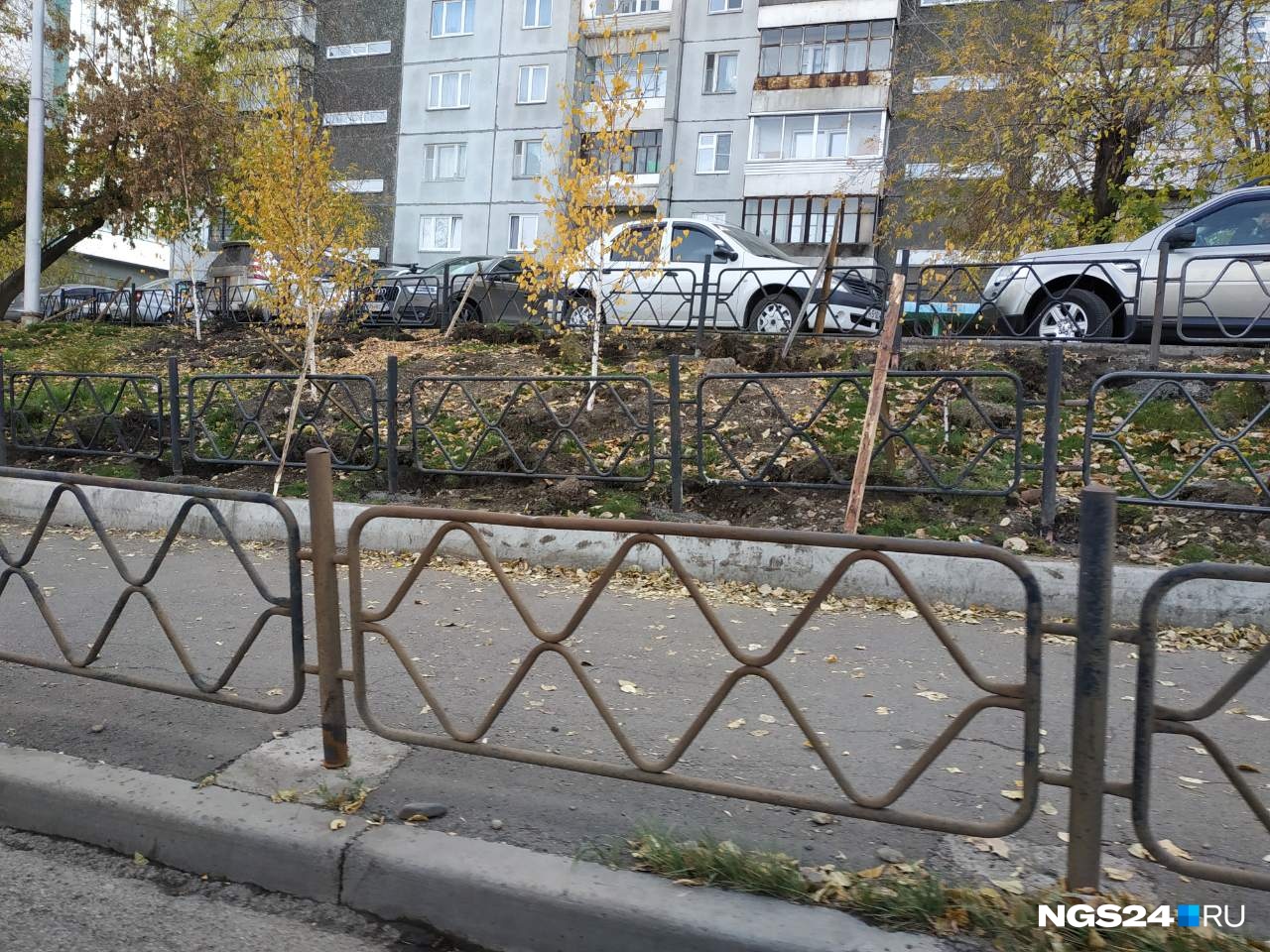 «Не пытайтесь сбежать»: тротуары на Республики обнесли тройным рядом заборов