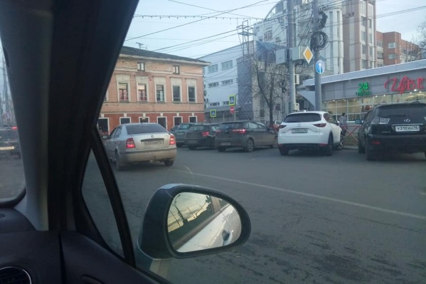 Осенью водителям запретили поворачивать на улицу Республиканскую Осенью водителям запретили поворачивать на улицу Республиканскую 