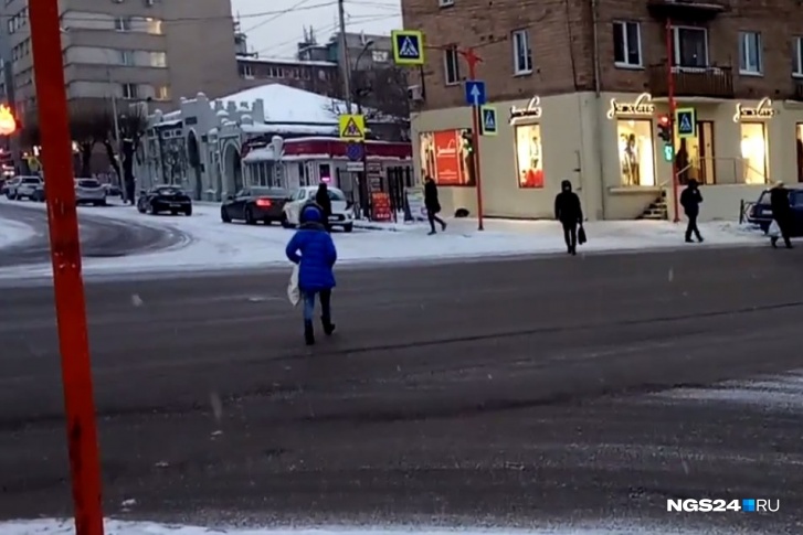 На улице Карла Маркса после ремонта меняют фазы работы светофора, чем пользуются спешащие пешеходы