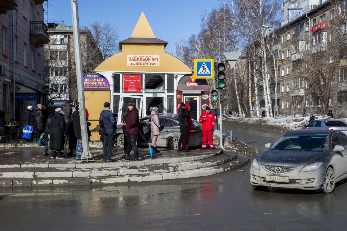 Форд» врезался в продуктовый рынок на проспекте Дзержинского | 13.03.2019 |  Новосибирск - БезФормата