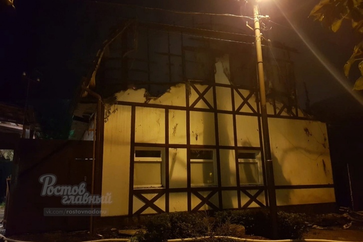Пожар в частных домах начался ночью Пожар в частных домах начался ночью