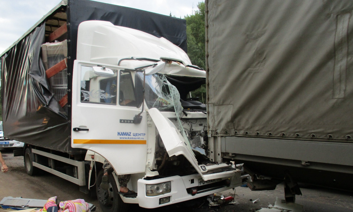 От удара выбило стекло: в Ярославском районе столкнулись два грузовика