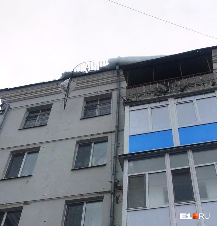 Хорошо видно, откуда прилетела глыба. С крыши свисает ограничитель схода снега Хорошо видно, откуда прилетела глыба. С крыши свисает ограничитель схода снега