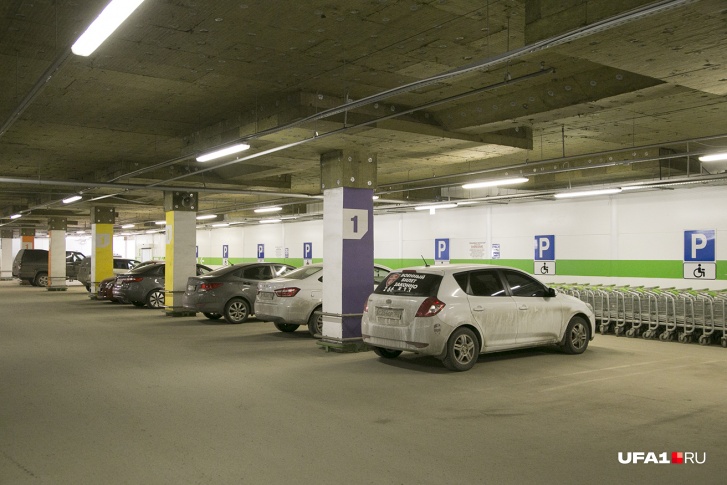 Пока что свободные места на немногочисленных уфимских парковках есть только в зоне действия спецзнаков