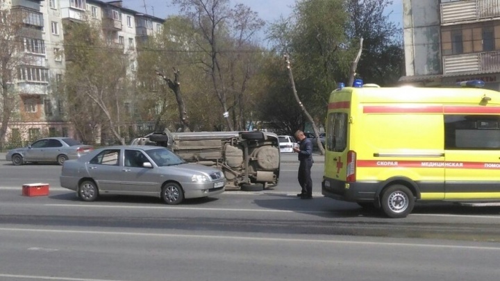 В Челябинске после ДТП иномарка опрокинулась набок
