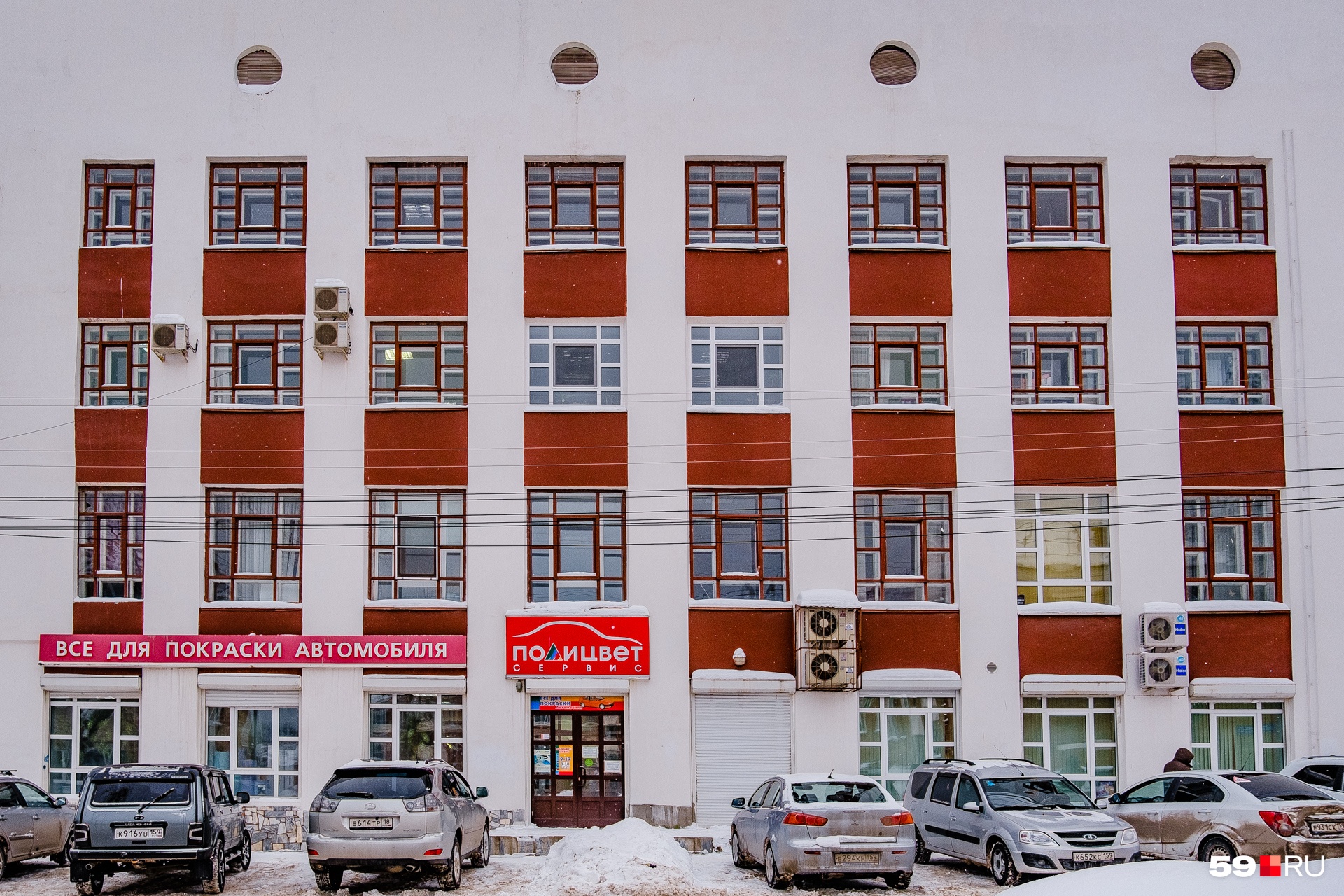 На стене — четкие вертикали с окнами. Верхняя часть украшена круглыми окошками На стене — четкие вертикали с окнами. Верхняя часть украшена круглыми окошками