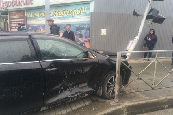 Авария случилась рядом с районной администрацией около 11:50 Авария случилась рядом с районной администрацией около 11:50