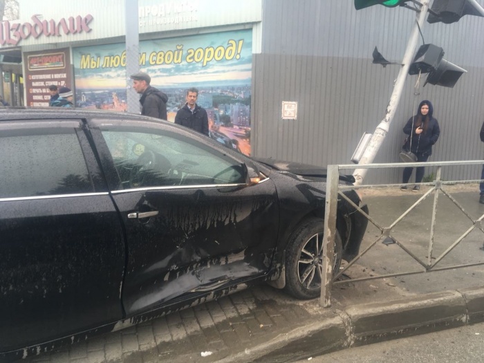 Авария случилась рядом с районной администрацией около 11:50 Авария случилась рядом с районной администрацией около 11:50