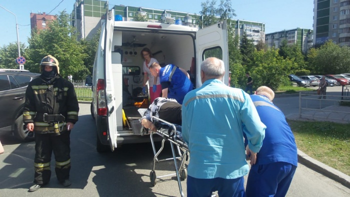 Одну из пострадавших уносили в карету скорой на носилках Одну из пострадавших уносили в карету скорой на носилках