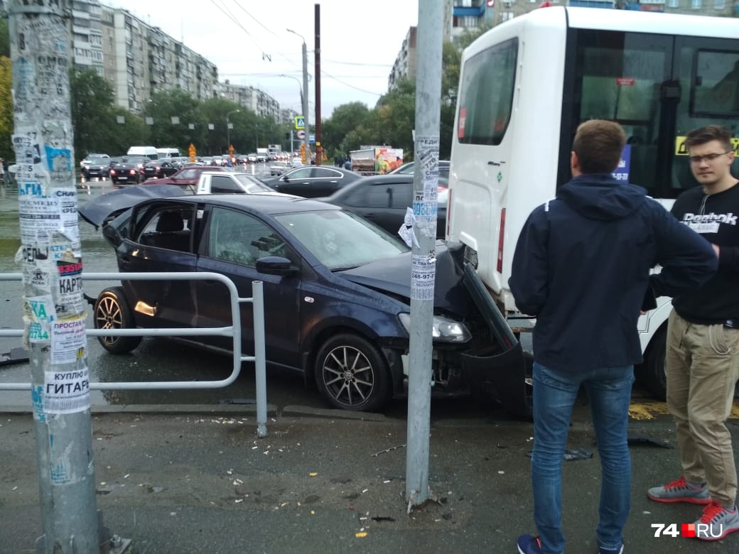 Volkswagen залетел под маршрутное такси<br> Volkswagen залетел под маршрутное такси<br>