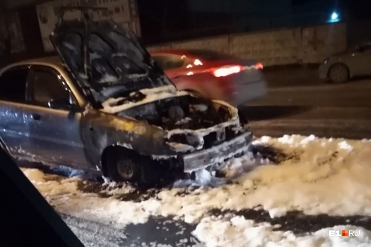 Попытки справиться с огнем с помощью огнетушителей не увенчались успехом Попытки справиться с огнем с помощью огнетушителей не увенчались успехом