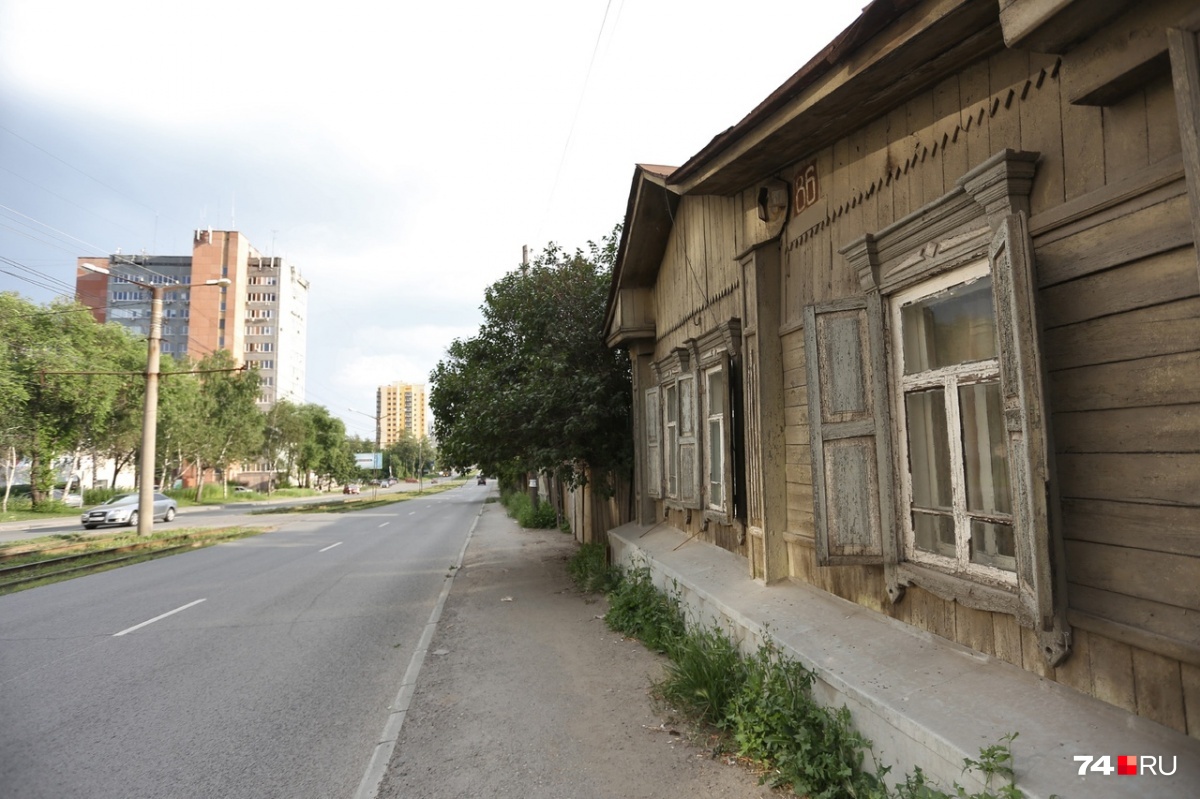 Старый дом соседствует с офисными и жилыми новостройками Старый дом соседствует с офисными и жилыми новостройками