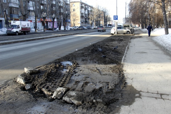 Хрупкие поребрики не выдержали груза тяжёлой техники Хрупкие поребрики не выдержали груза тяжёлой техники