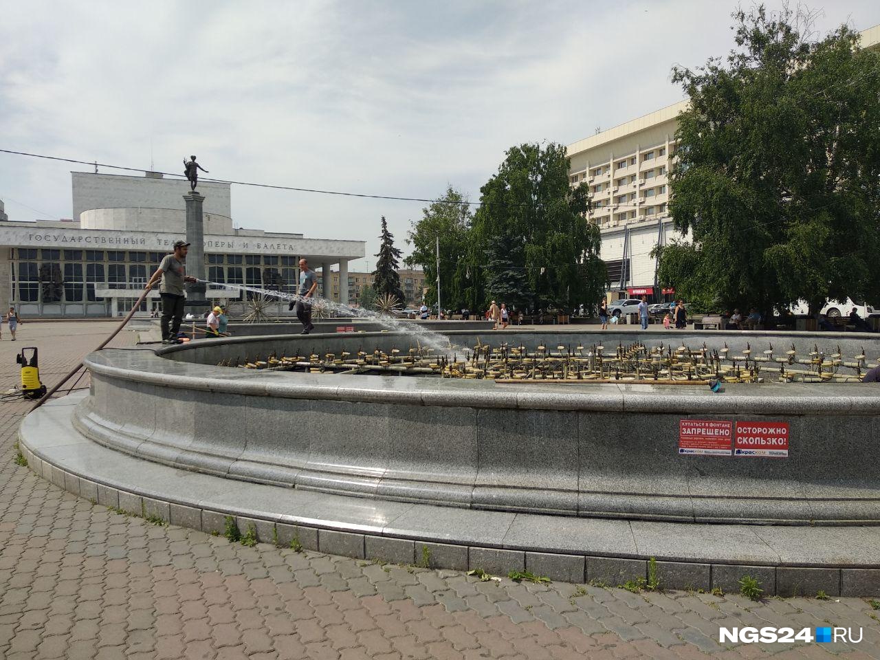 Расслабиться у фонтана на Театральной пока тоже не получится. Его сейчас промывают. Как никогда сейчас хочется быть тем, кто сидит внутри Расслабиться у фонтана на Театральной пока тоже не получится. Его сейчас промывают. Как никогда сейчас хочется быть тем, кто сидит внутри