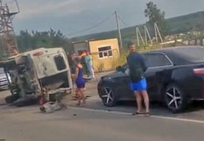 От удара одна из машин упала на бок От удара одна из машин упала на бок