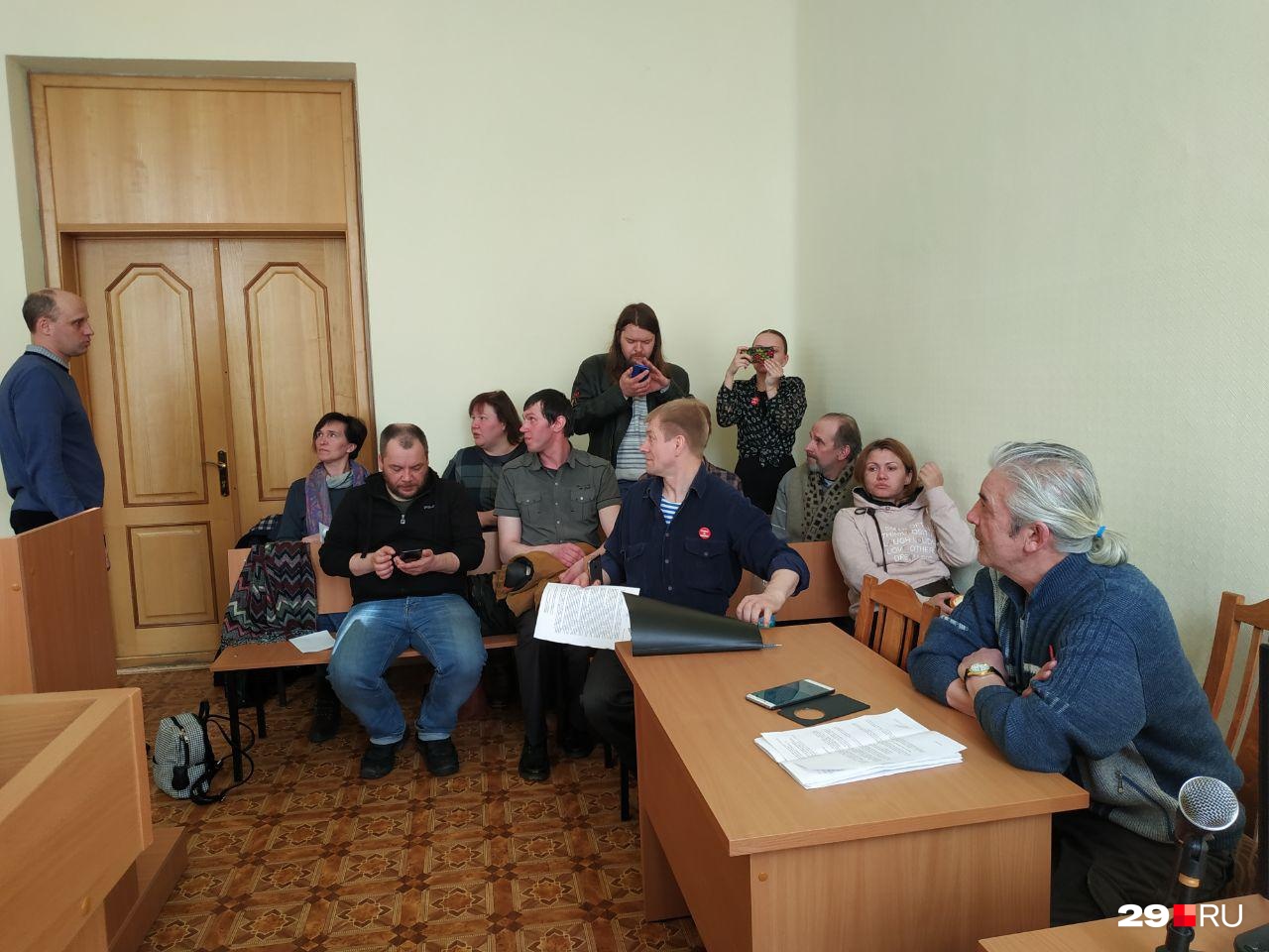 Люди пришли поддержать тех, кого сегодня будут судить Люди пришли поддержать тех, кого сегодня будут судить